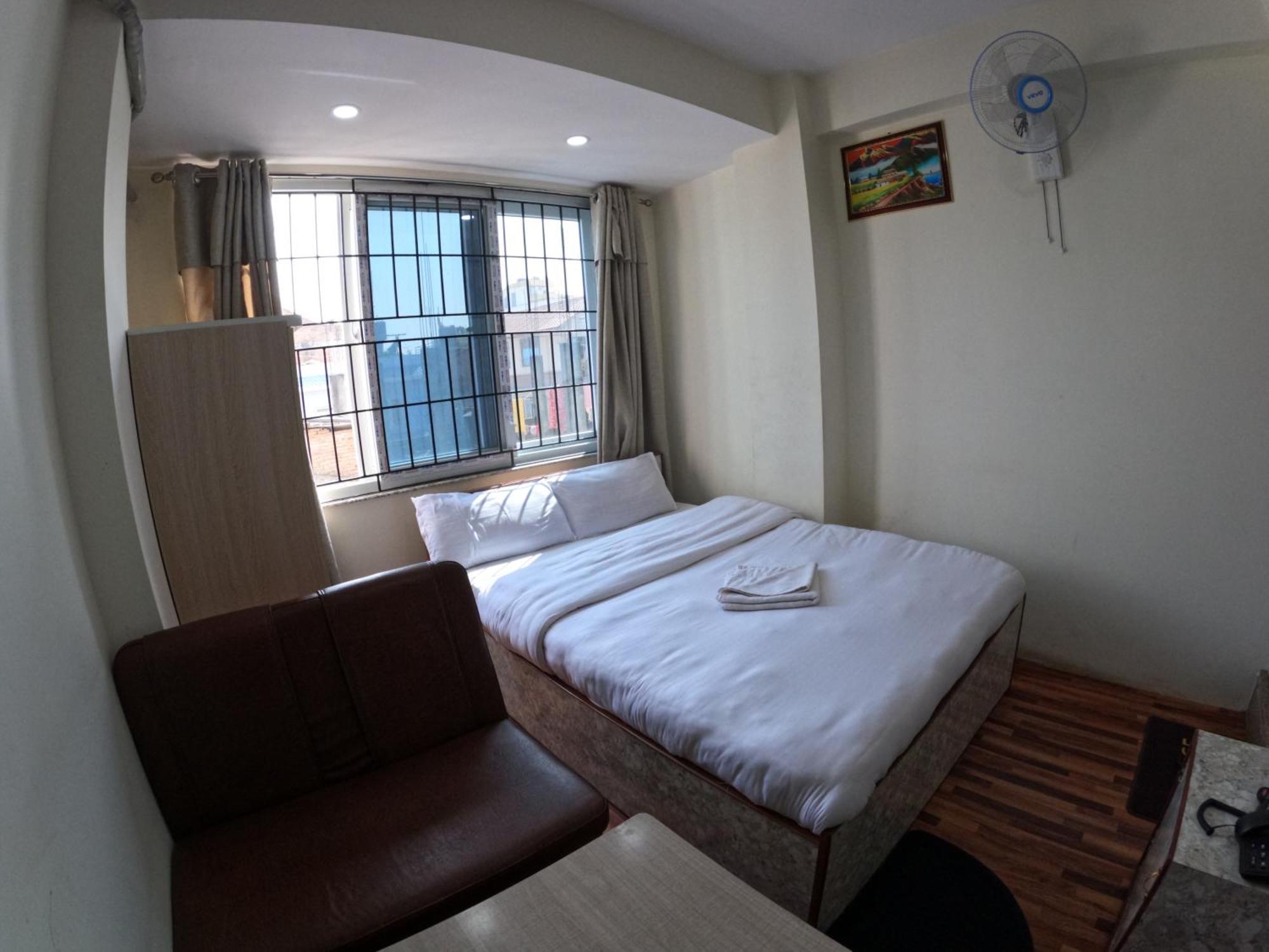 Hotel Global Village Катманду Экстерьер фото